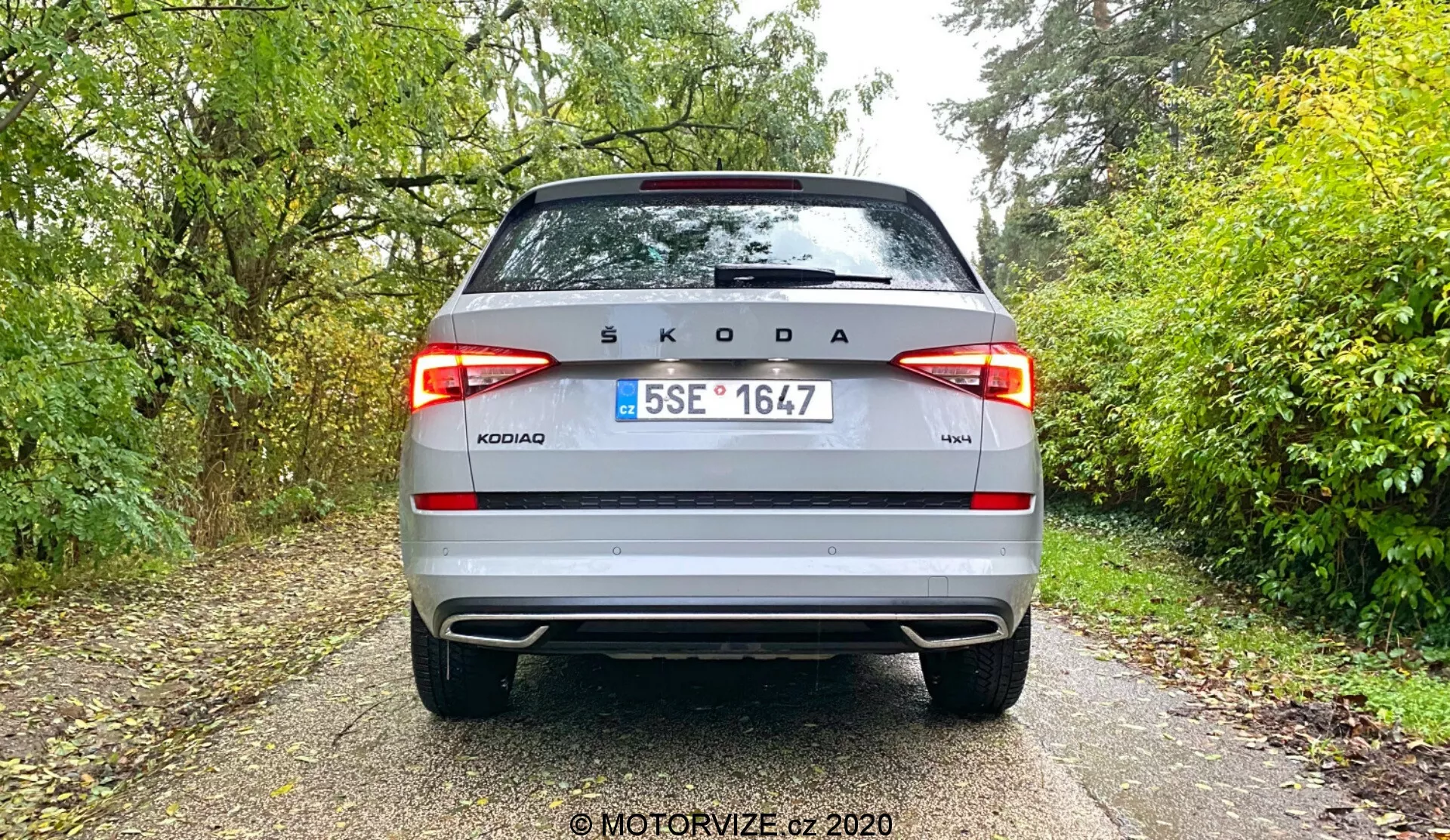 Ezüst színű 2017-es Škoda Kodiaq hátsó szögből. Kiemelten látható a hátsó Škoda embléma középen, a 'KODIAQ' modellnév és '4x4' felszereltségi jelzés, cseh rendszám modern LED hátsó lámpák között, kéttónusú lökhárító, fényvisszaverők és esetleg parkolószenzorok.