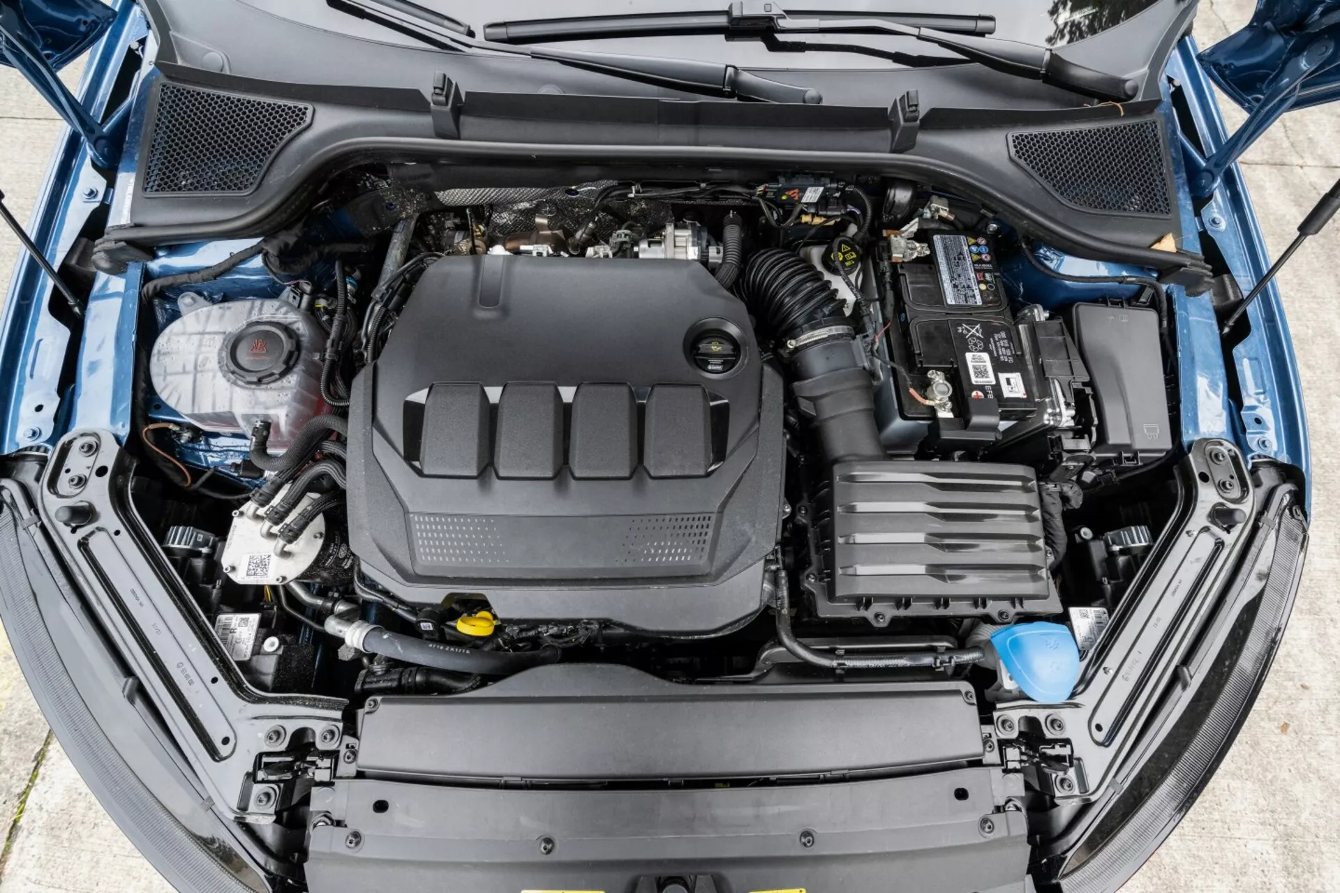 Fentről nézve a Skoda Octavia 2017 motorháztetőjének nyitott műszaki területe, mely bemutatja a fő motoralkatrészeket és a karbantartásbarát kialakítást