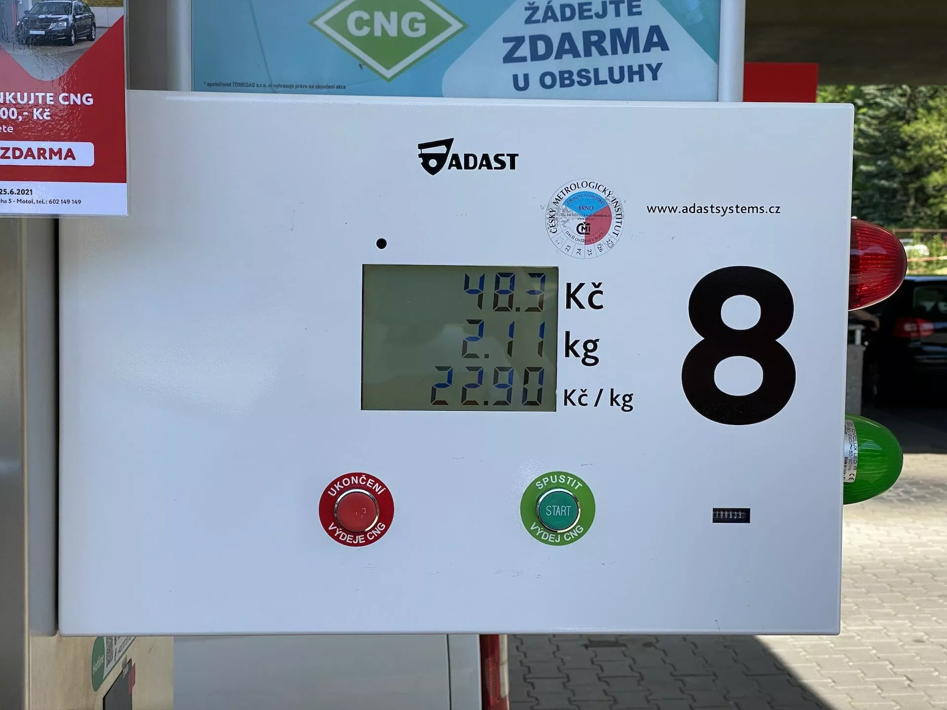 Sűrített földgáz (CNG) üzemanyag-kijelzője egy benzinkútnál, amely 40,1 Kč-t mutat az üzemanyag mennyiségéért, 2,01 kg-ot a gáz súlyaként, és 22,90 Kč árat kilogrammonként. A kijelző márka logókat és egy numerikus azonosítót, a 8-as számot tartalmaz, a háttérben autómosó vagy szolgáltatás jelzése utal a kültéri környezetre.