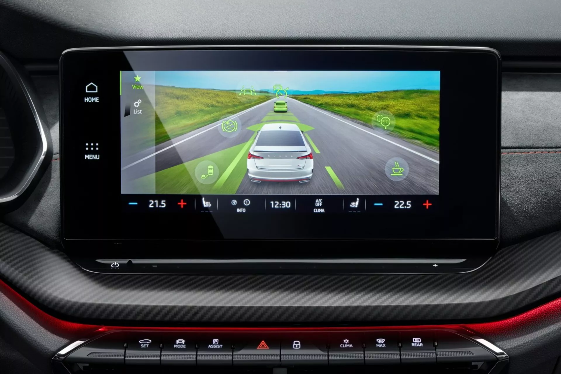 2017-es Skoda Octavia autóban található kijelző, amely az ADAS grafikus reprezentációját mutatja egy ezüst autóról úton, sávtartó és holttér-észlelési ikonokkal, valamint sebességkorlátozás, idő és hőmérséklet jelzőkkel egy nagyfelbontású képernyőn