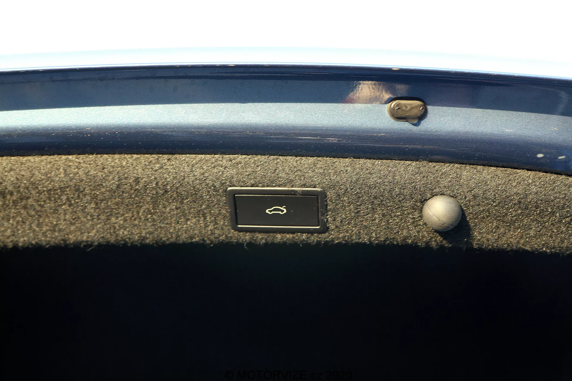 2020-as Skoda Octavia Limousine bemutatja a modern, elegáns dizájnt, elegáns íveket, fejlett LED-fényszórókat és tágas belső tereket egy városi háttérben