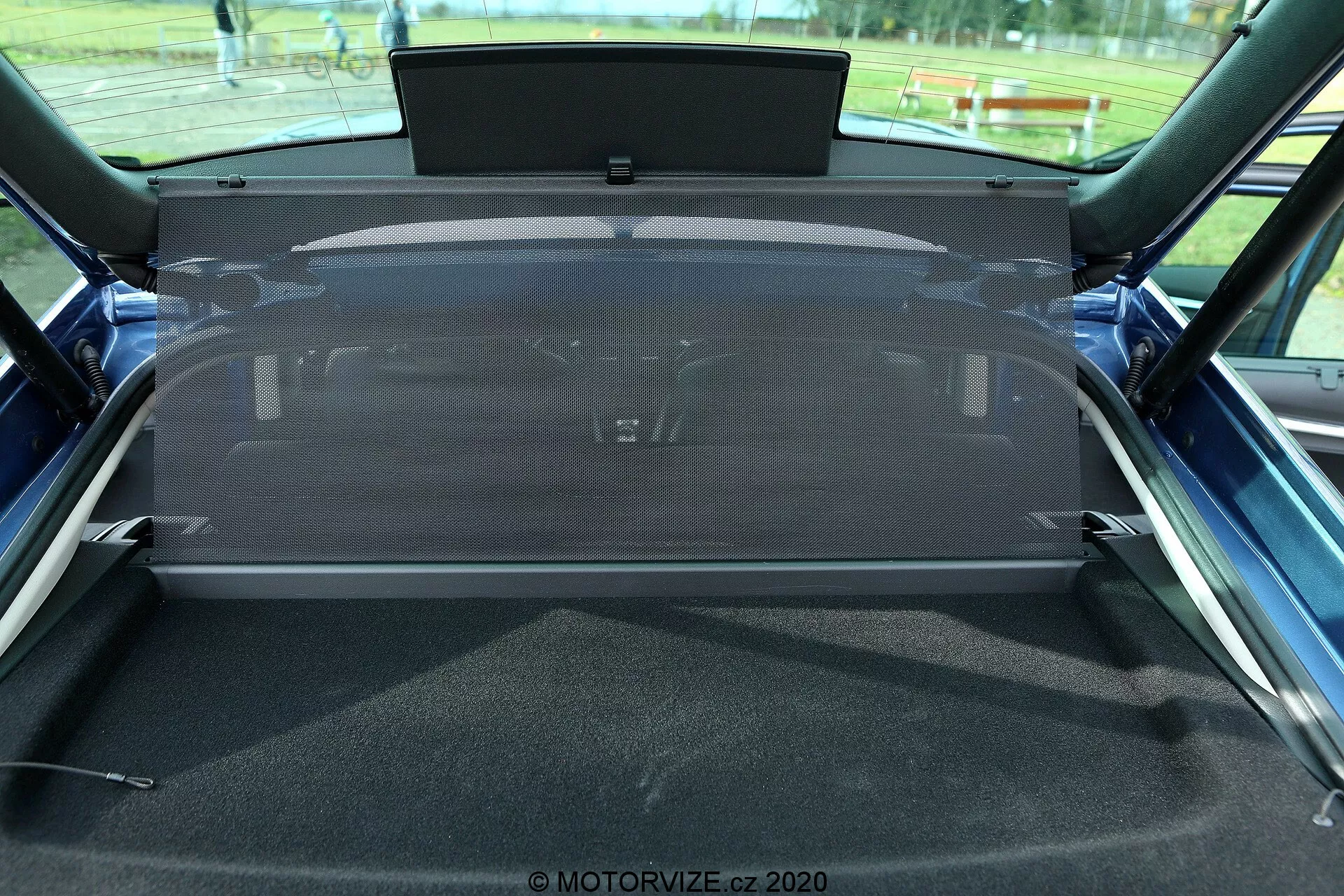 2020-as Škoda Octavia limuzin modell elegáns, modern dizájnnal, dinamikus vonalakkal, LED-es fényszórókkal, tágas belső térrel és fejlett infotainment rendszerrel, amely bemutatja a Škoda kézművességének eleganciáját és innovációját.