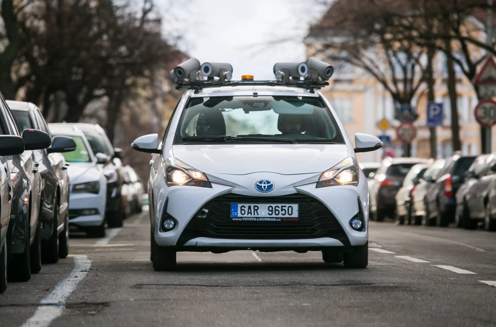 2017-es Toyota ferdehátú, LiDAR szenzorokkal és kamerákkal felszerelve az autonóm vezetési technológiához, városi utcán előlről fotózva