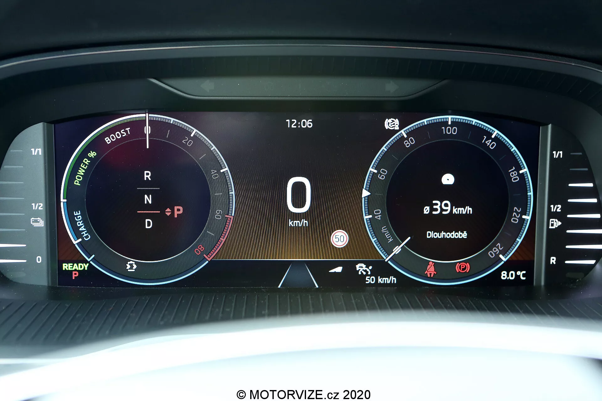 Közelkép egy 2020-as Skoda Octavia digitális műszerfaláról. Világos és élénk képernyőt mutat teljesítménymérővel, 0 km/h sebességmérővel, 12:06-os digitális órával, félkör alakú fordulatszámmérővel, töltöttség kijelzővel, 80°C-os motorhőmérséklettel, üres sebességfokozat választóval és egy interaktív, testreszabható beállítási ikonnal. Ideális a hibrid vagy elektromos járművek képességeinek, a jármű mérőszámainak és a valós idejű információknak a bemutatására.
