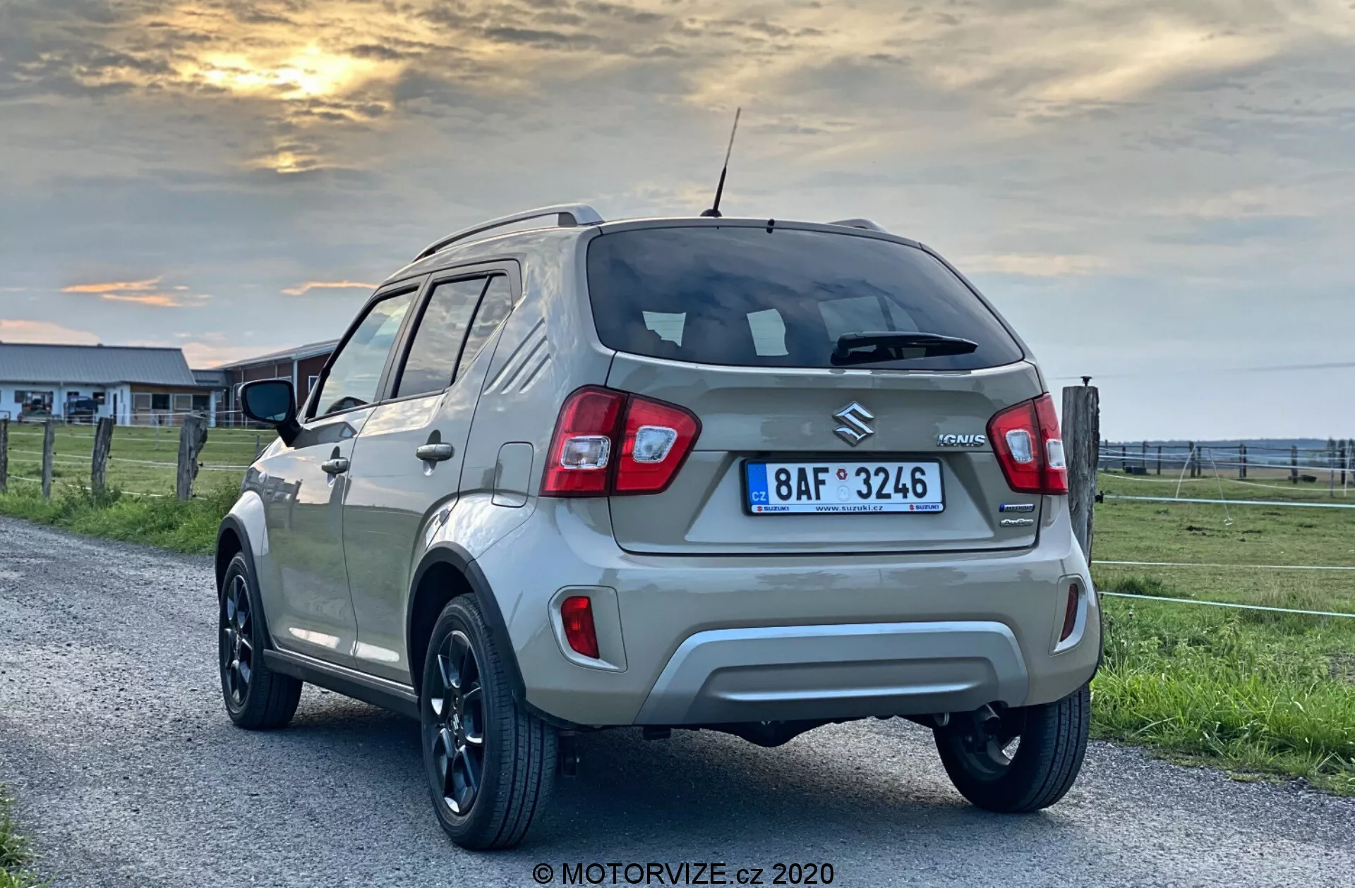 Suzuki Ignis 1.2 DualJet Hybrid Club 2020 - Kompakt városi autó modern dizájnnal, jellegzetes első hűtőráccsal, LED fényszórókkal és alufelnikkel, üzemanyag-hatékony és fejlett hibrid technológiával