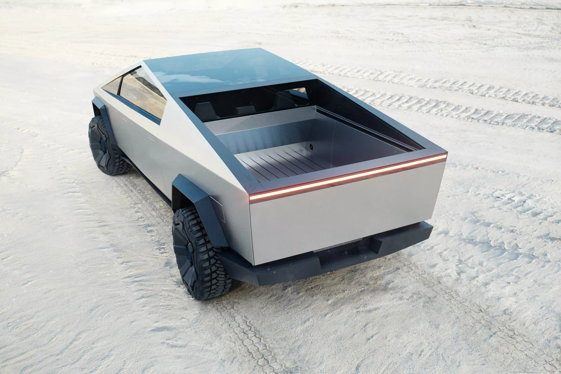 Futurisztikus és egyedi Tesla Cybertruck 2021, első generáció, magas hátulsó szögből rögzítve. A nézet magában foglalja a jármű hátsó ágyát, annak oldalsó profiljának egy részét és a lapos tetőt. A hátsó ágy sekély, sík felülettel, egy folyamatos fénycsíkkal körvonalazva, amely modern dizájnt hangsúlyoz. Az oldalpanelek nem rendelkeznek hagyományos stílusjegyekkel, minimalist megközelítést mutatva. A nagy, mindent elkövető abroncsok terepképességet sugallnak. A hagyományos visszapillantó tükrök és a kipufogócsövek hiánya a lehetséges elektromos meghajtásra utal. A teherautó egy lapos, textúrált felületen helyezkedik el, amely egy sófennsíkra emlékeztet.