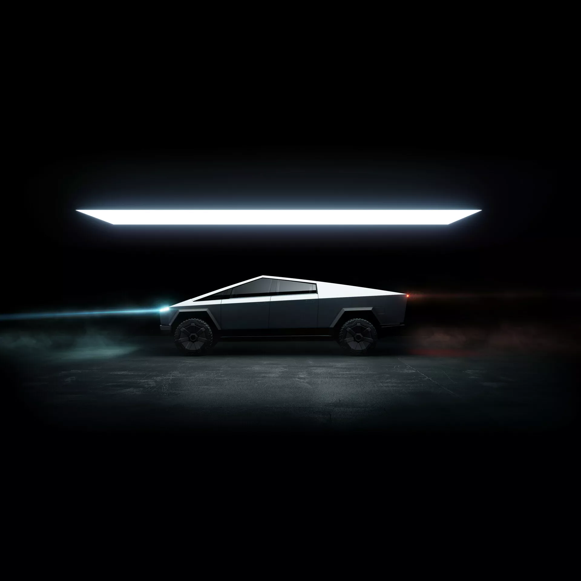 Oldalnézet a 2021-es Tesla Cybertruckról, amely bemutatja futurisztikus, szögletes kialakítását éles vonalakkal és lapos, hátrafelé lejtő tetővonallal egy sötét környezetben. Jellegzetes vízszintes LED fénycsíkok világítják meg a hátteret és az előteret, kiemelve a jármű formatervezését. A látható tükrök és ajtókilincsek hiánya fejlett, automatizált funkciókra utal. A szilárd kialakítású kerekek és az alváz alatti enyhe kék világítás kiegészítik a jármű összességében futurisztikus esztétikáját.