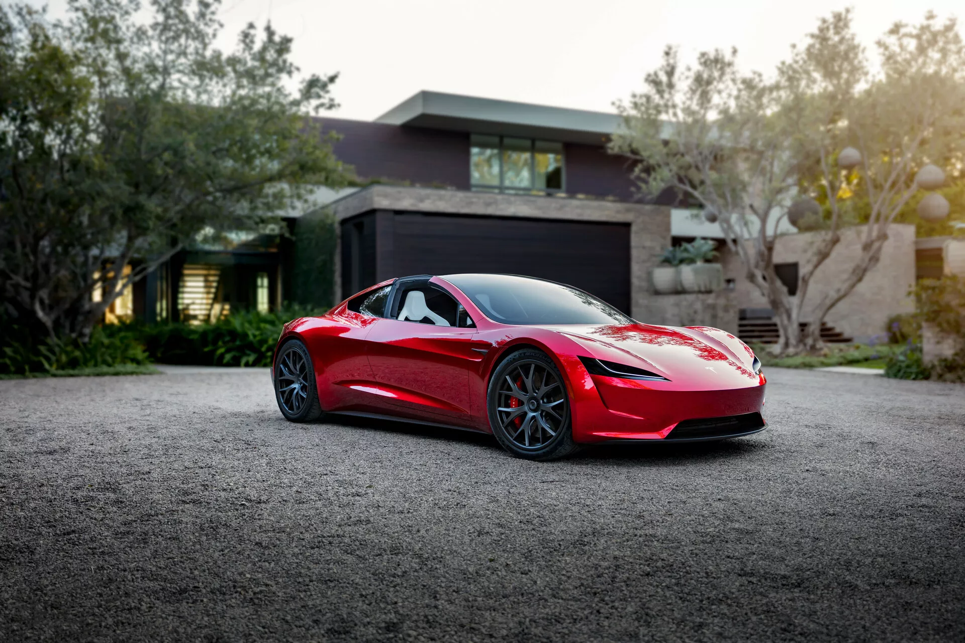 Tesla Roadster 2020 (2. generáció) lenyűgöző piros színben. Bemutatja az elegáns aerodinamikai dizájnt fejlett funkciókkal, beleértve a nagy teljesítményű elektromos motort, a 250 mph feletti végsebességet és a 0-60 gyorsulást mindössze 1,9 másodperc alatt.