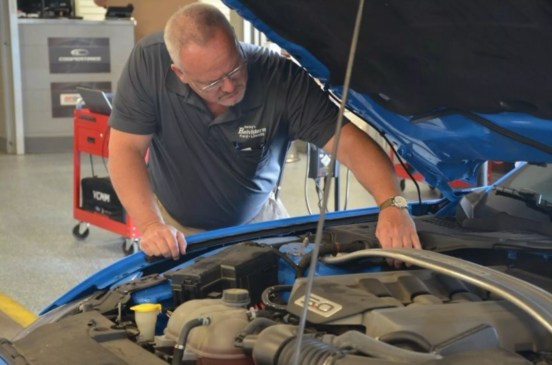 2019-es Toyota Corolla parkol a szabadban, bemutatva elegáns tervezését, elegáns íveit és modern funkcióit