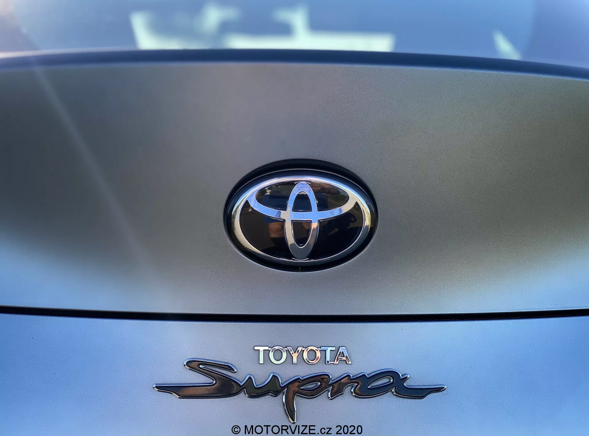 2019-es Toyota GR Supra 2.0 Pure Automatic, egy elegáns és erős sportautó feltűnő dizájnnal, aerodinamikai jellemzőkkel és kiváló teljesítményű képességekkel.