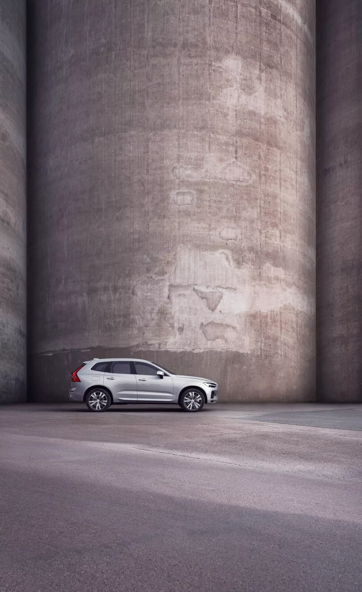 Volvo XC60 2021 második generációs facelift, elegáns skandináv dizájnnal, fejlett biztonsági technológiával és luxus belső térrel