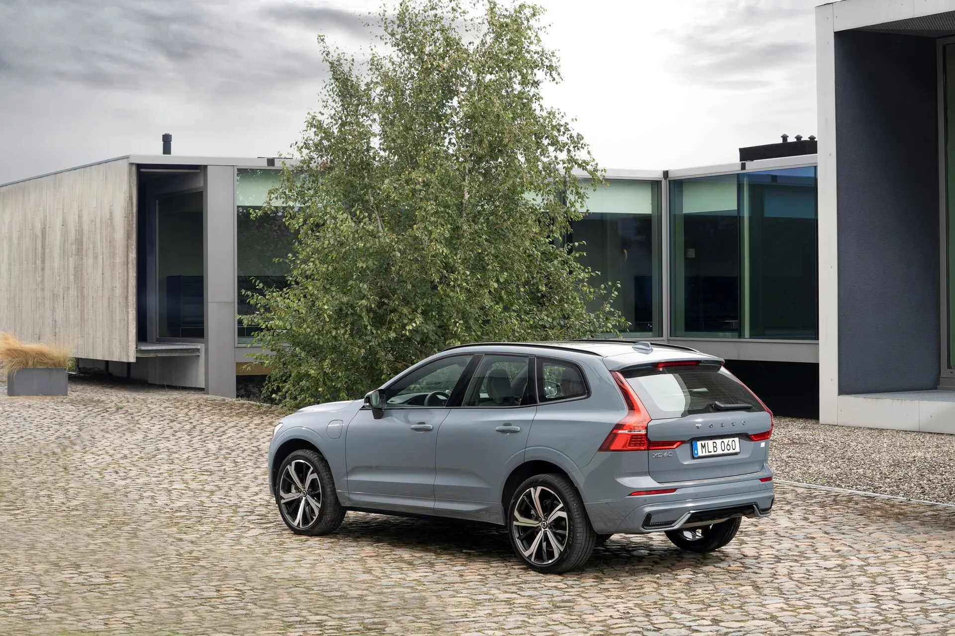 Volvo XC60 2021 (2. generációs ráncfelvarrás) luxus középméretű SUV, letisztult dizájnnal, fejlett biztonsági funkciókkal és modern technológiával
