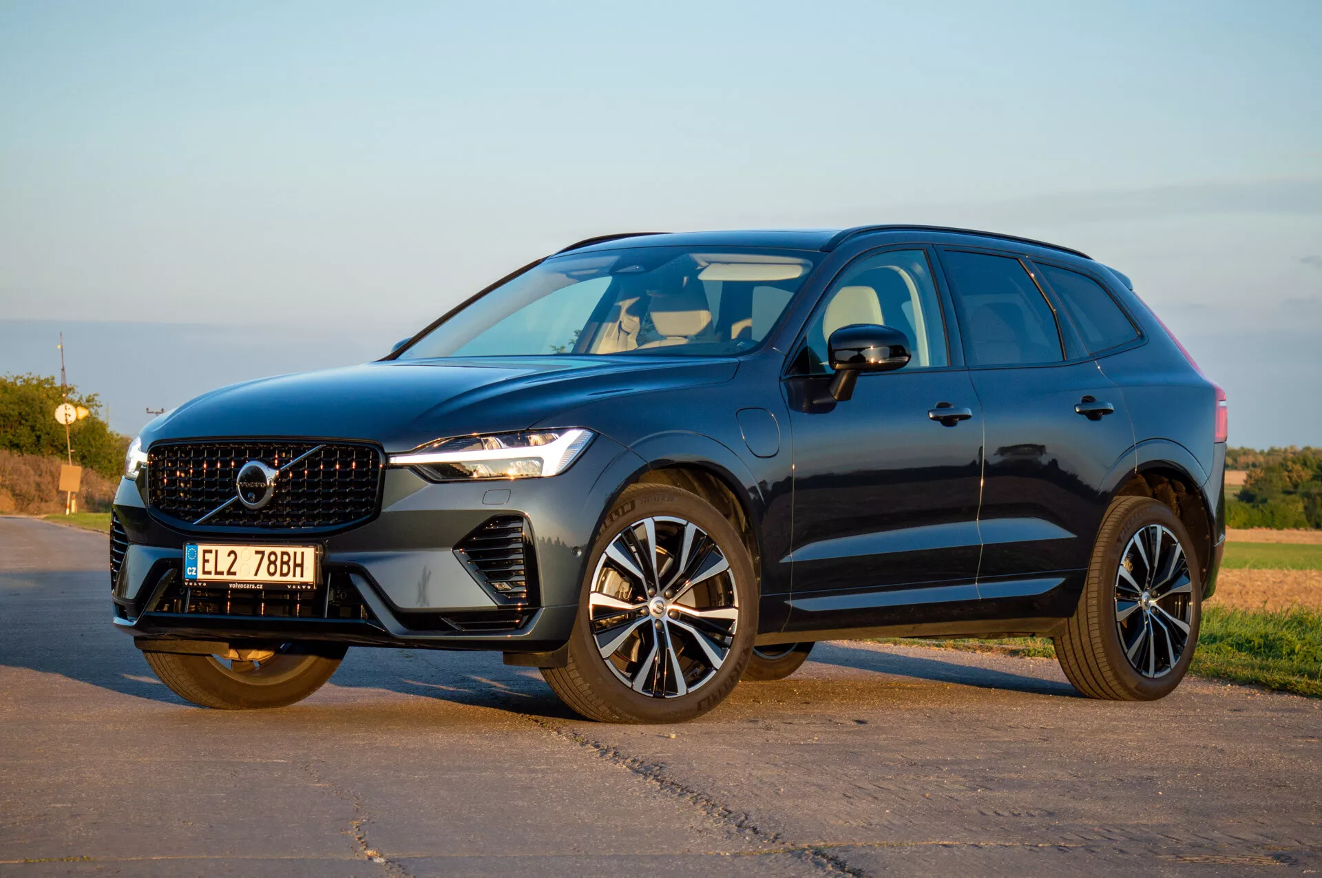 2021-es Volvo XC60 Recharge Plug-In Hybrid SUV háromnégyedes első perspektívában, LED fényszórókat, elegáns hűtőrácsot és modern ötvözött kerekeket mutatva természetes nappali fényben