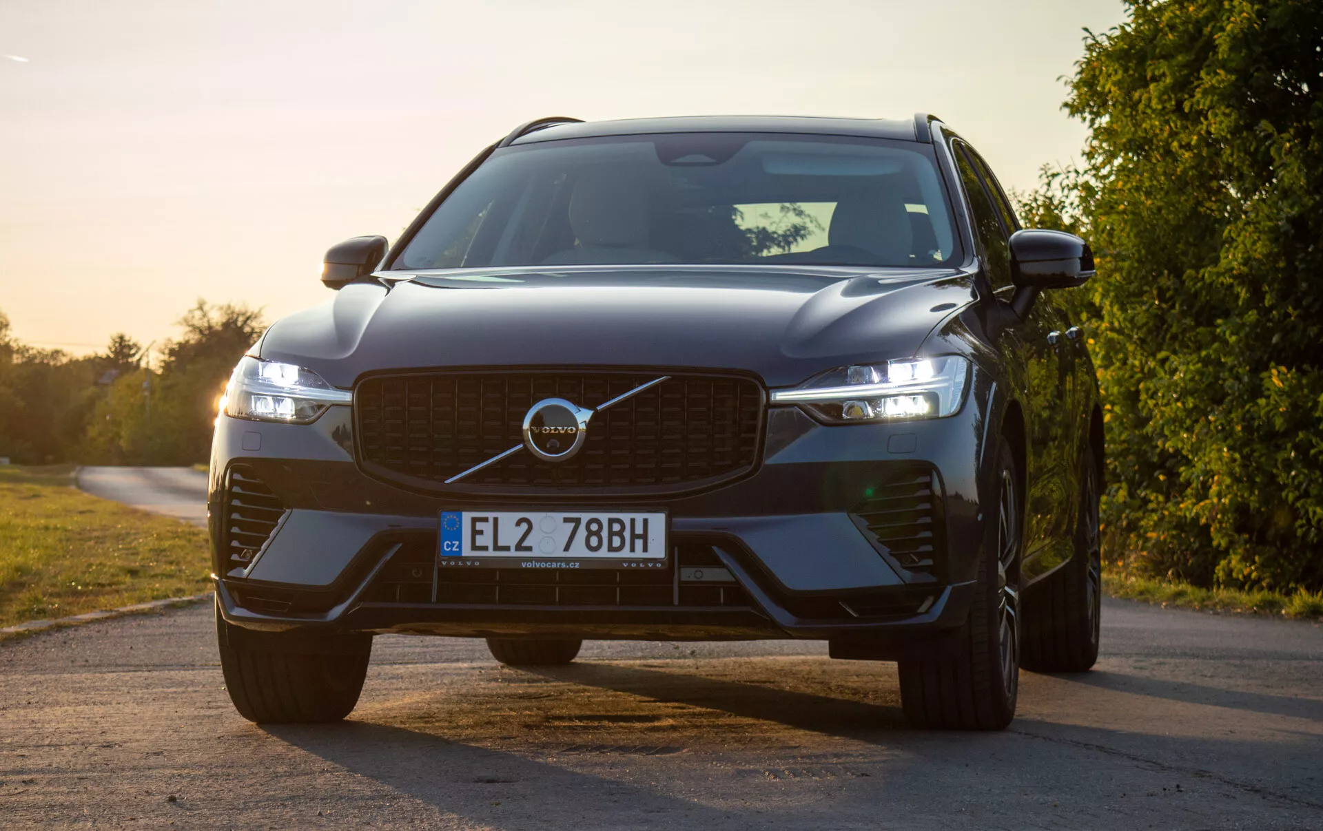 2021-es Volvo XC60 Recharge plug-in hibrid SUV, első szögből készült kép, amely kiemeli a hűtőrácsot, a Thor kalapácsával tervezett LED fényszórókat és a fejlett biztonsági szenzorokat