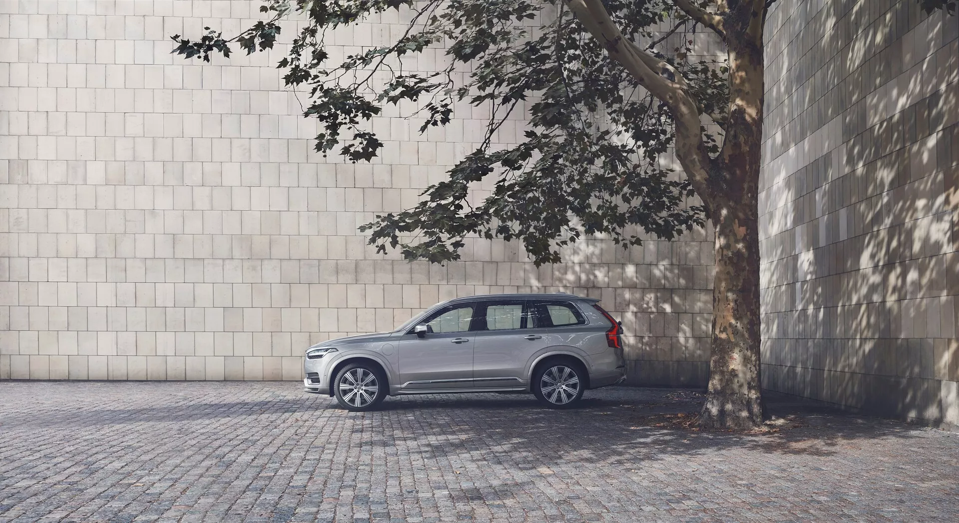 Volvo XC90 2015, második generáció, elegáns és modern SUV jellegzetes első rácsával, stílusos LED fényszóróival és luxus belső terével.