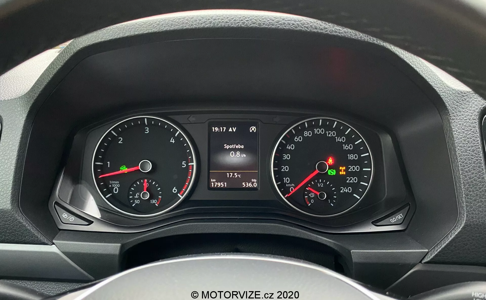 Részletes nézet a VW-Nutzfahrzeuge Amarok 2016 műszerfaláról a vezető üléséből, amely a fordulatszámmérőt és a sebességmérőt digitális és analóg kijelzőkkel mutatja, beleértve a motor fordulatszámát, a sebességet, az üzemanyagszintet, a motor hőmérsékletét és a jármű adatait, például az aktuális sebességet, az óraállást, a külső hőmérsékletet és az üzemanyag-fogyasztást.