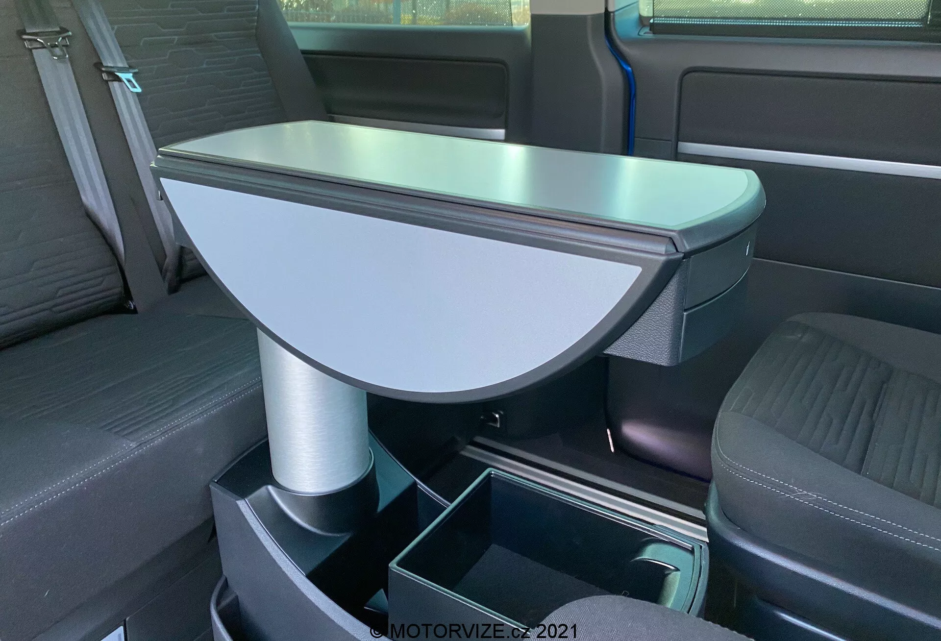 2019-es VW Nutzfahrzeuge Transporter T6.1 Multivan elölnézet modern vonalakkal, krómozott díszítésekkel és ikonikus VW logóval