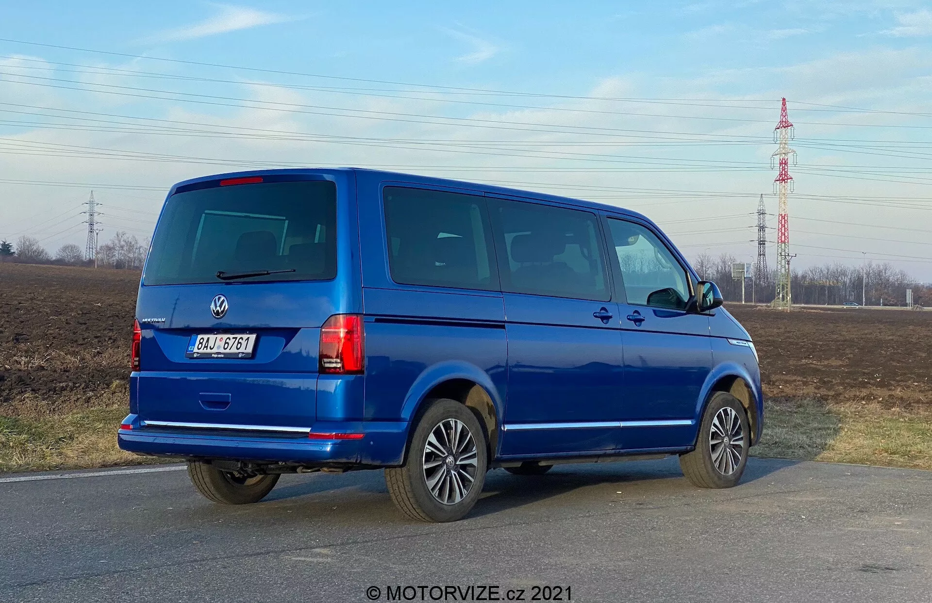 Volkswagen Nutzfahrzeuge Transporter 2019 (T6.1 Multivan) fejlett dizájnnal, elegáns külsővel, tágas belsővel és modern funkciókkal