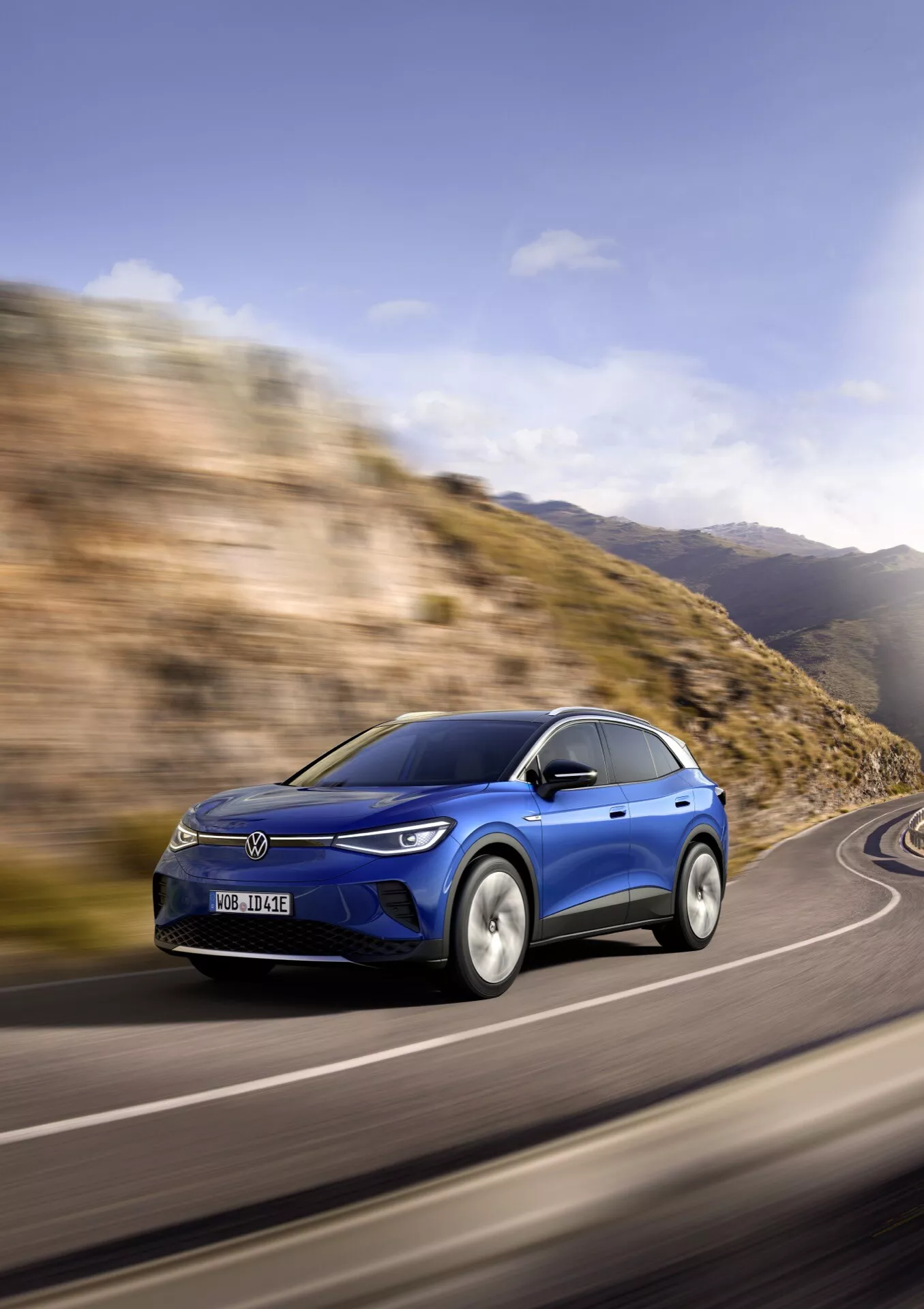 2020-as Volkswagen ID.4 első generációja feltűnő ezüstben, melynek letisztult dizájnját, aerodinamikus karosszériáját és innovatív elektromos technológiáját mutatja be