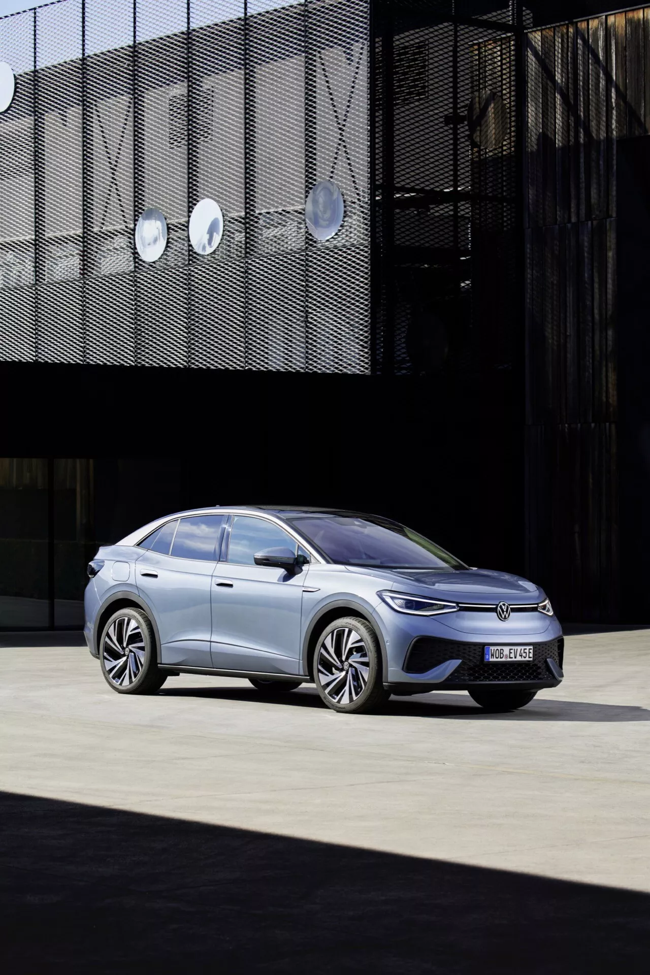 VW ID.5 2022 első generáció, elektromos SUV, elegáns és modern dizájn éles vonalakkal, jellegzetes első hűtőrács, LED fényszórók és tágas belső tér fejlett technológiai funkciókkal