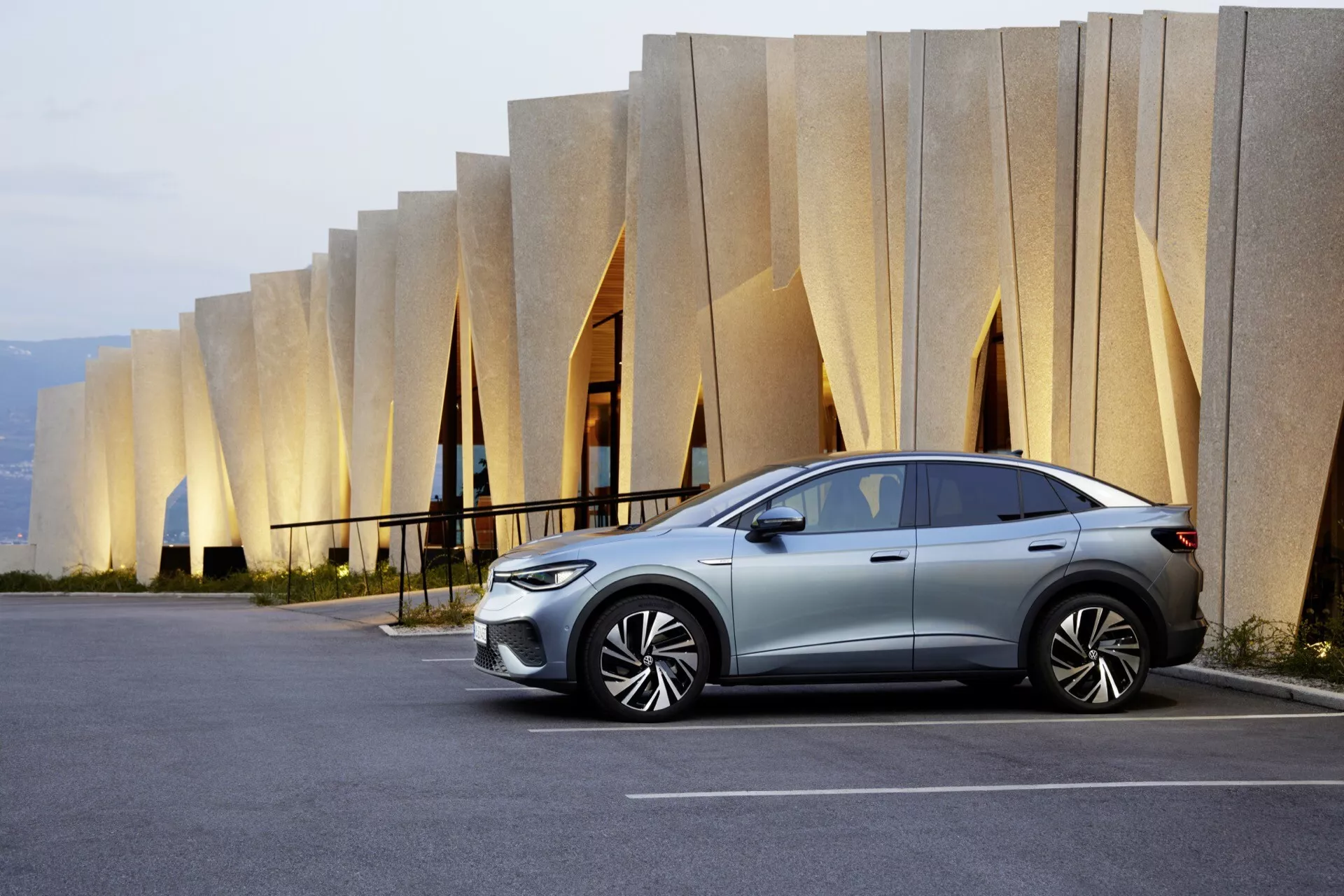 Első generációs 2022-es Volkswagen ID.5 elektromos SUV elegáns dizájnnal, tágas belső térrel és fejlett technológiákkal