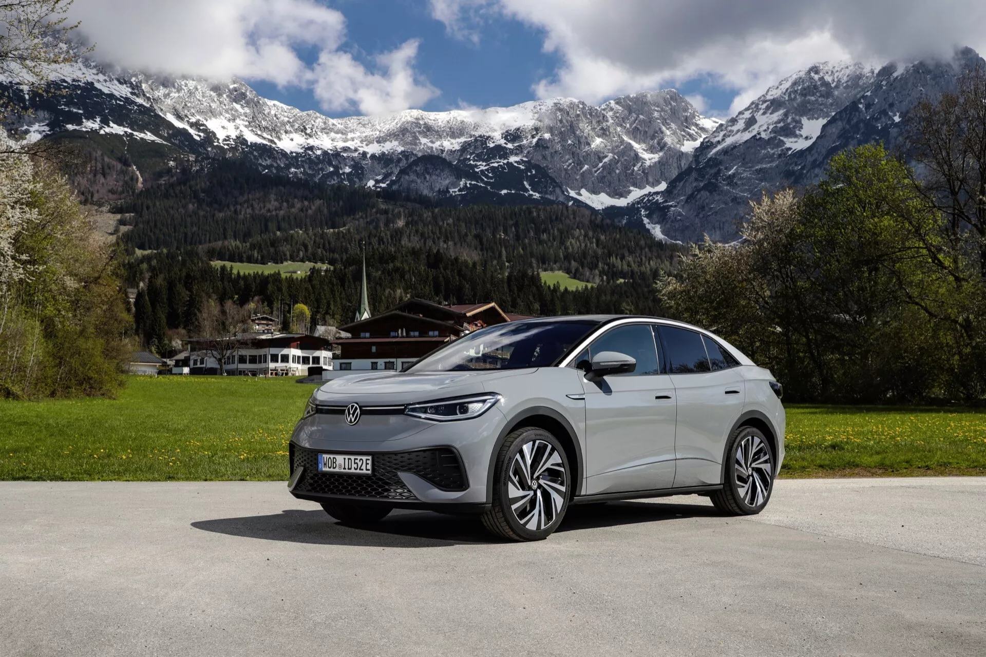 Az első generációs 2022 Volkswagen ID.5 oldalnézete, amely bemutatja az elegáns, aerodinamikus designját, fejlett világítási rendszerét és modern íveit egy kifinomult városi környezetben.