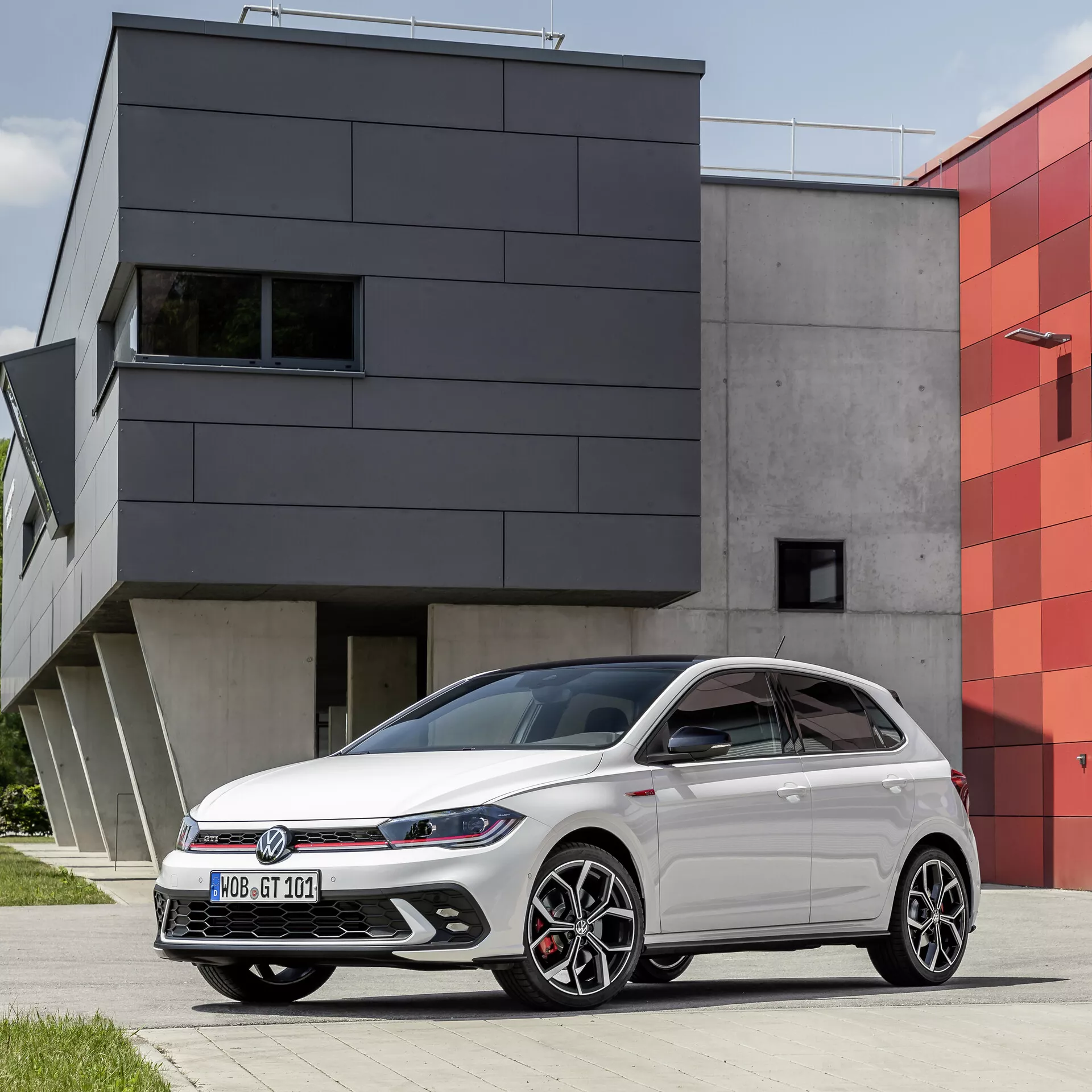 VW Polo 2021 VI-facelift, elegáns kialakítás modern fényszórókkal és polírozott alufelnikkel