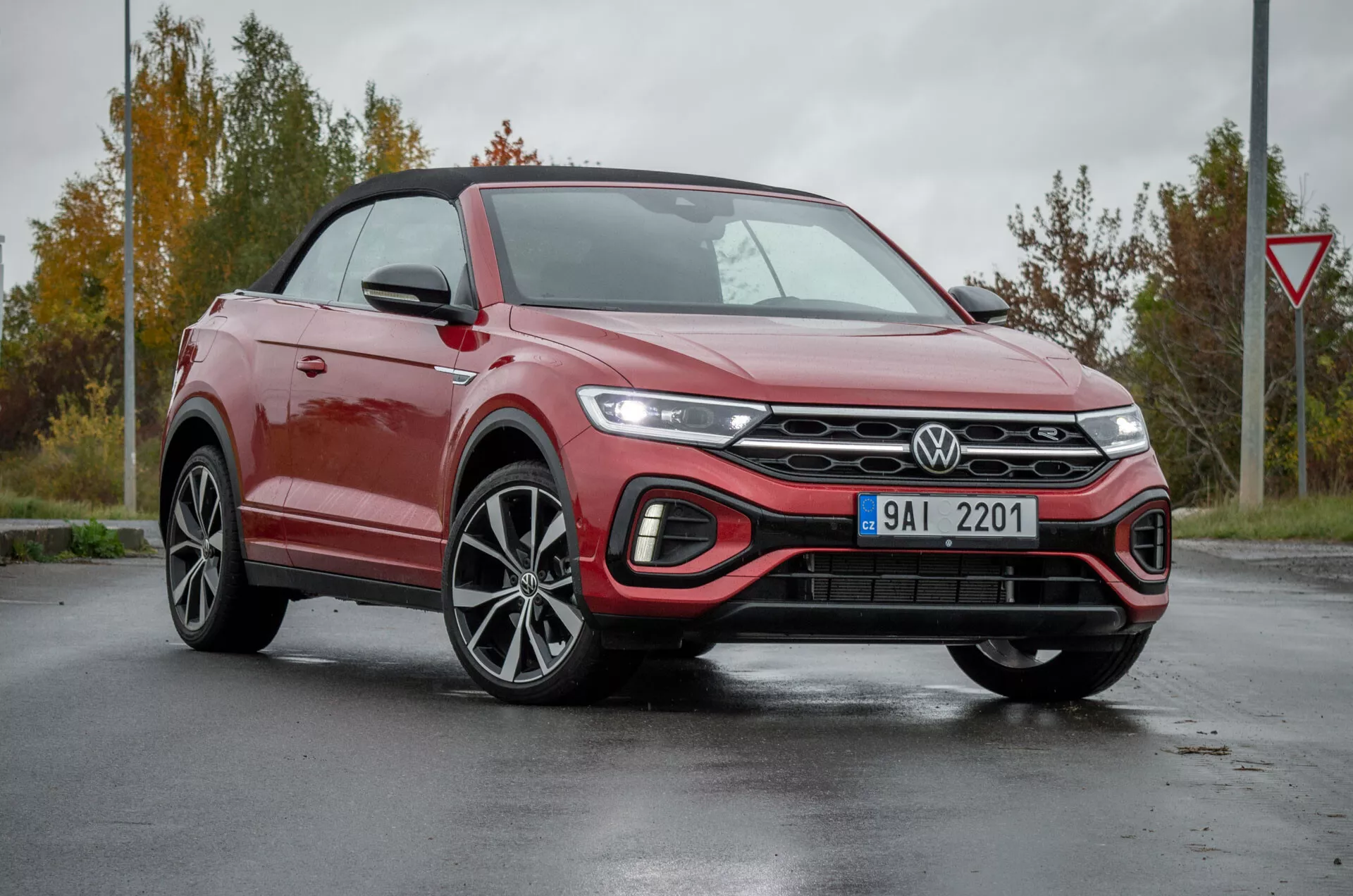 2022-es VW T-Roc Cabriolet az autó modern, kabrió crossover SUV dizájnját kiemelve, beleértve az elegáns LED-es fényszórókat, a fejlett hűtőrendszeres hűtőrácsot, a sportos ötvözet kerekeket és a technológiai jellemzőket szórt nappali fényben