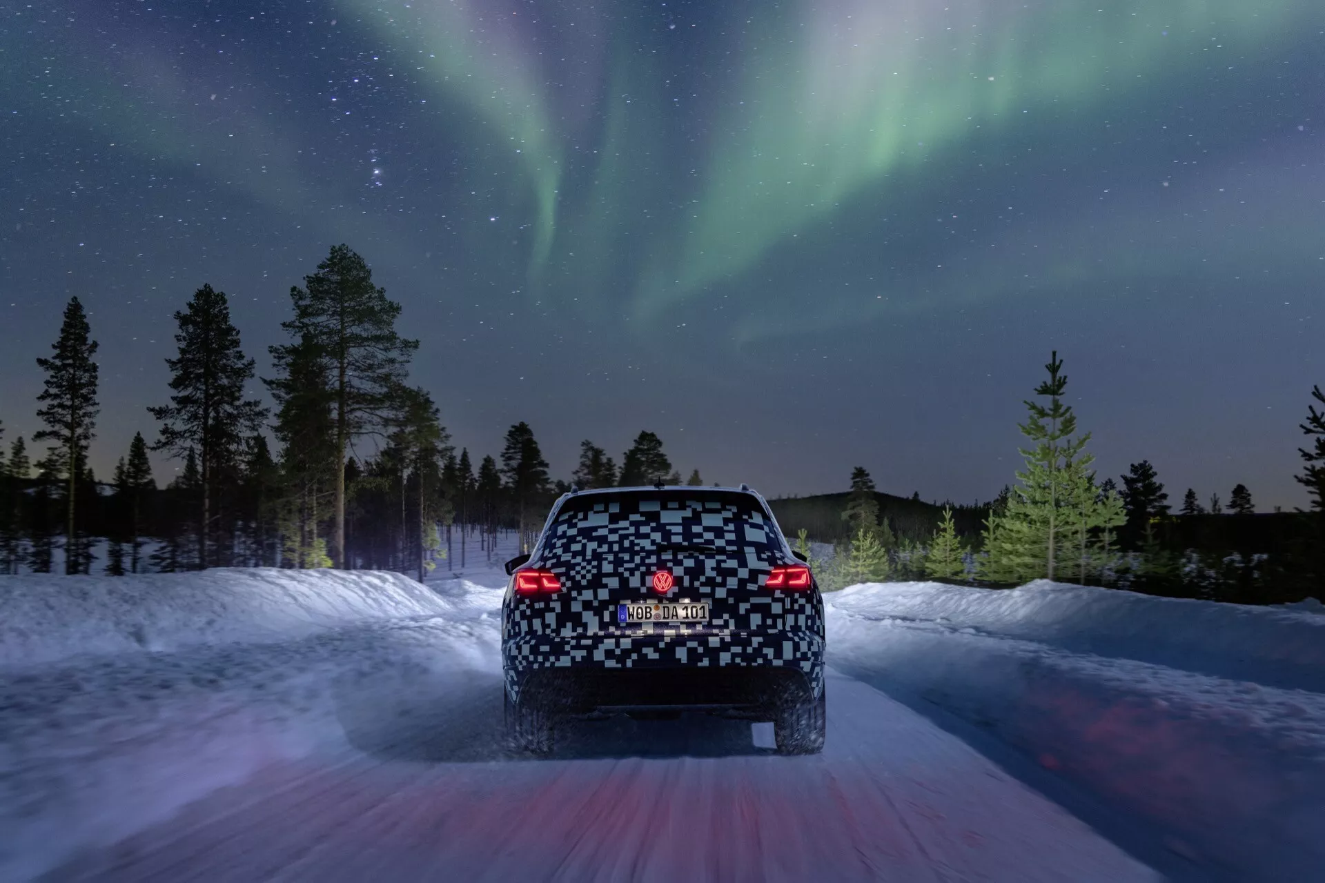 2023-as Volkswagen Touareg III Facelift modell, amely dinamikus pózban mutatja be elegáns tervezését, modern LED fényszóróit és frissített első hűtőrácsát